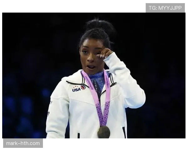 西蒙·拜尔斯家的冰箱里塞满了蛋白粉,连果汁都得预约才能喝 西蒙·拜尔斯家的冰箱里塞满了蛋白粉,连果汁都得预约才能喝