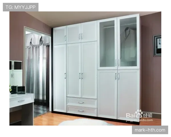 程语轩更衣室比我整个月的衣橱还高级，洗护用品的价钱直接把我劝退了